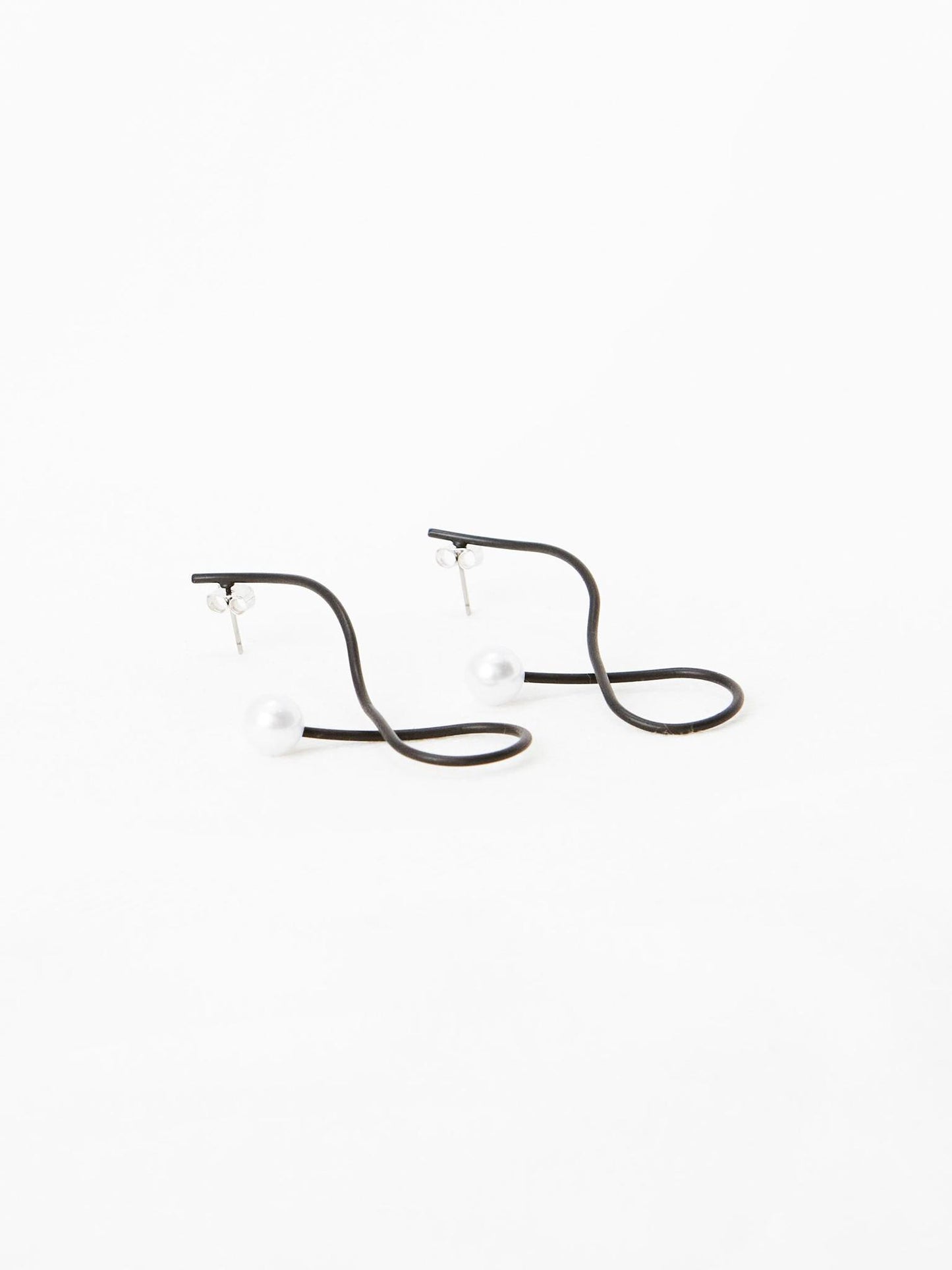 Contrast Pearl Earrings