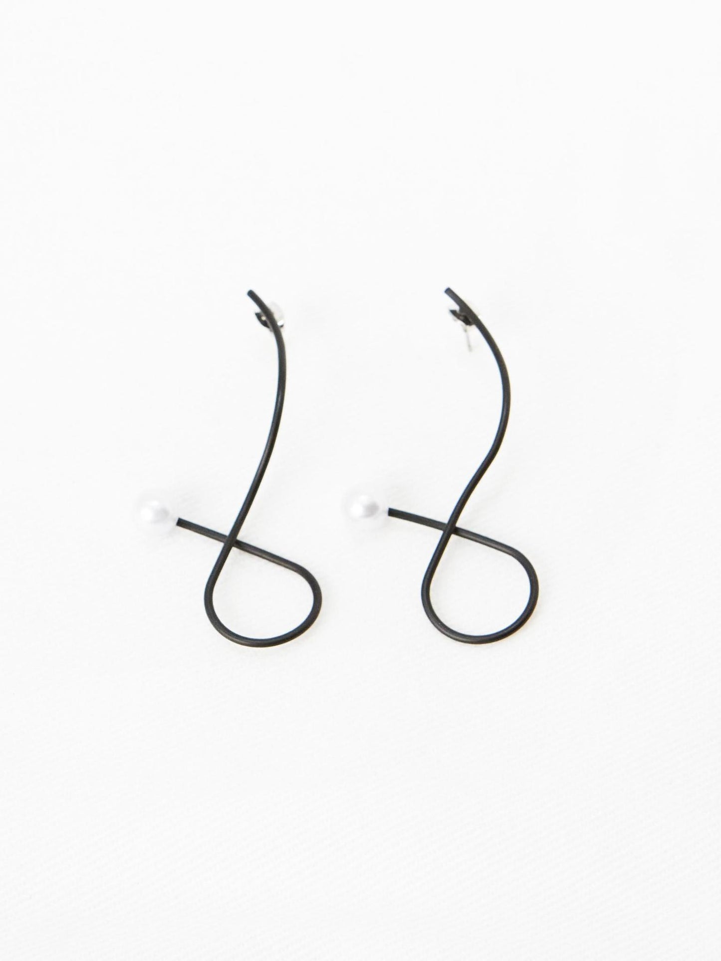Contrast Pearl Earrings