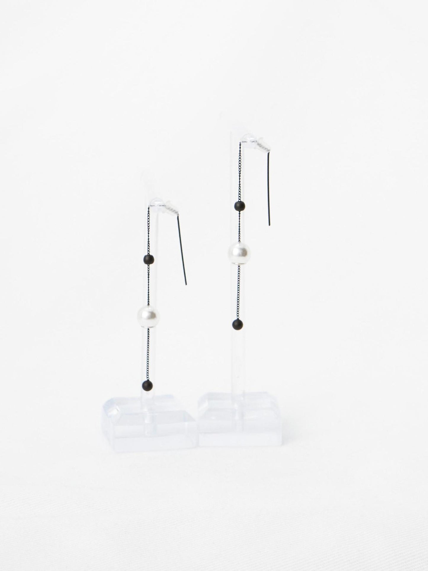 Contrast Pearl Drop Earrings