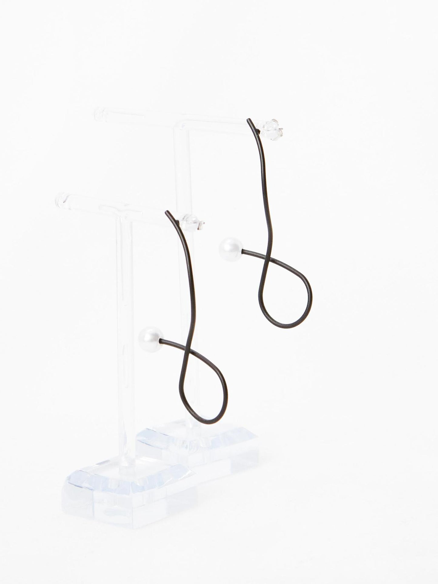 Contrast Pearl Earrings