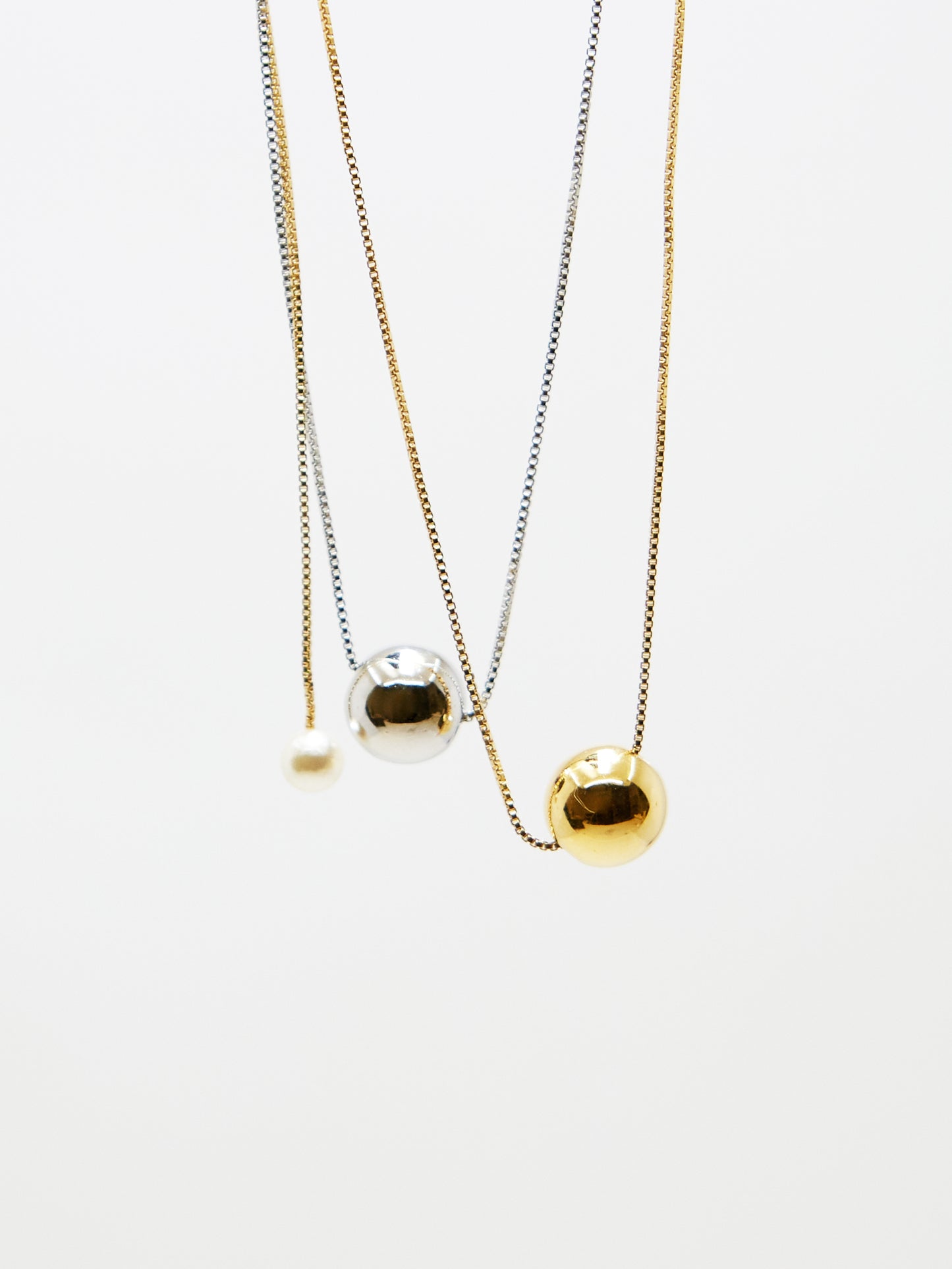 Simple ball necklace